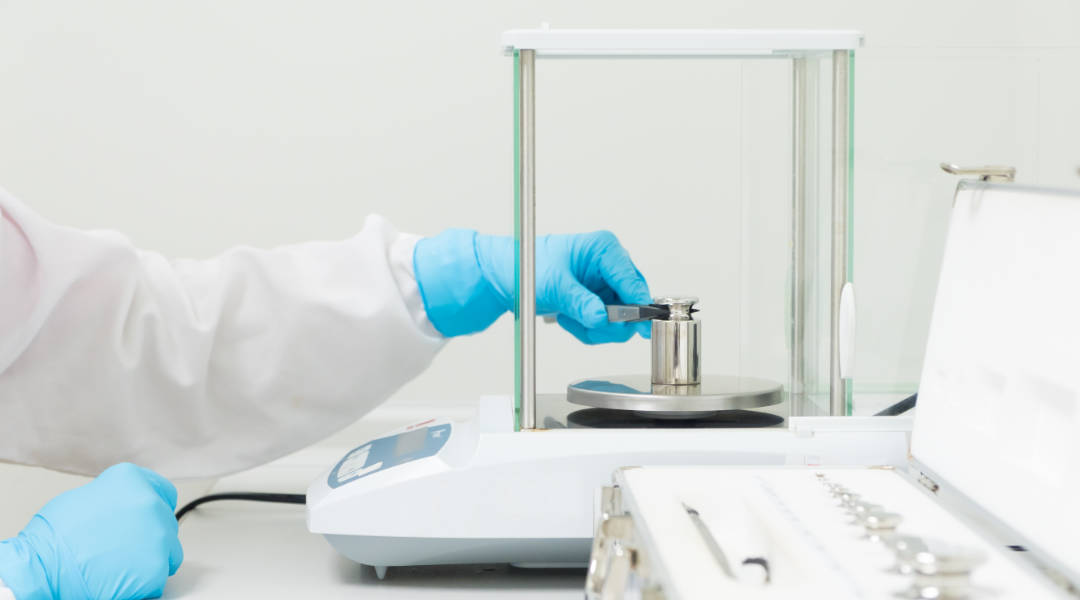 ¿Por qué es fundamental calibrar las básculas en entornos industriales?