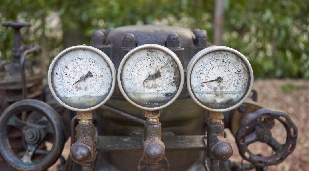 ¿Por qué los manómetros pierden precisión con el tiempo?